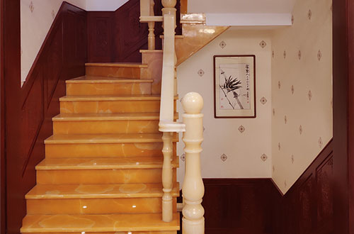 乾县中式别墅室内汉白玉石楼梯的定制安装装饰效果